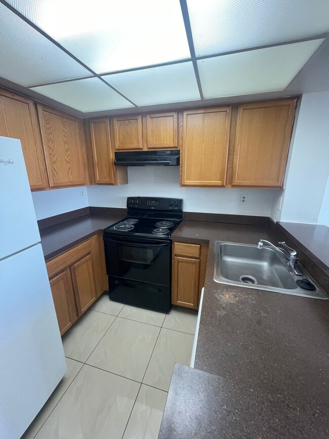 Building Photo - 708 Executive Center Dr Unit 32, FL 33401