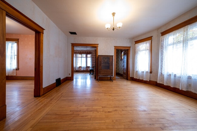 Photo - 128 2nd Ave W