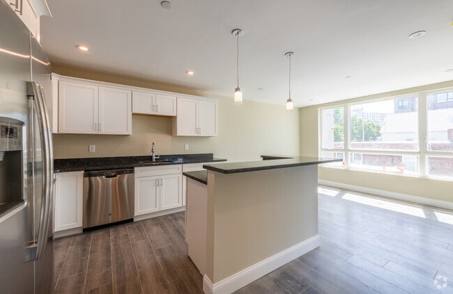 1 BR, 1 BA - 640 SQ FT