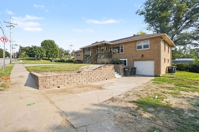 Photo - Modern Comfort meets Convenience - 3BR/2BA Duplex