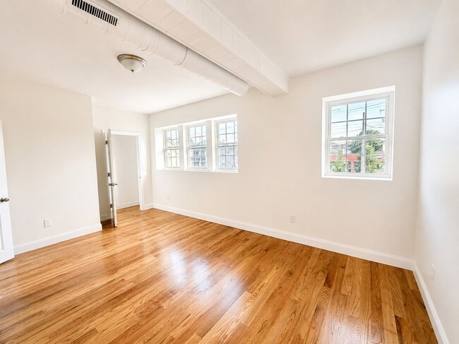 Building Photo - 1895 Smith St Unit Studio  1