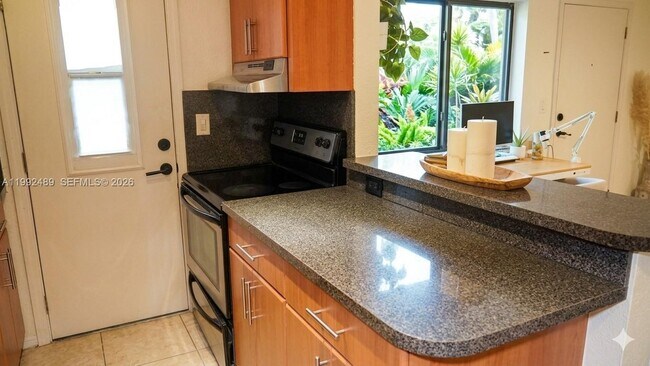 Photo - 3240 Mary St Unidad S206