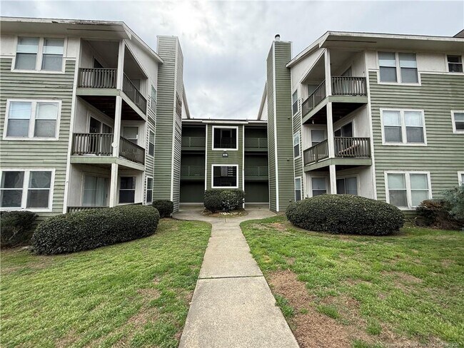 Building Photo - 979 Stewarts Creek Dr