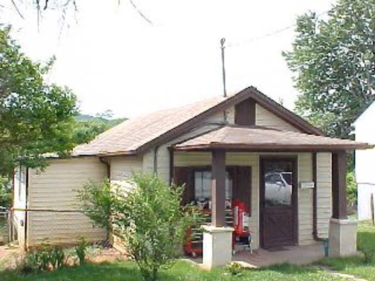One Level House off Campbell Avenue - One Level House off Campbell Avenue