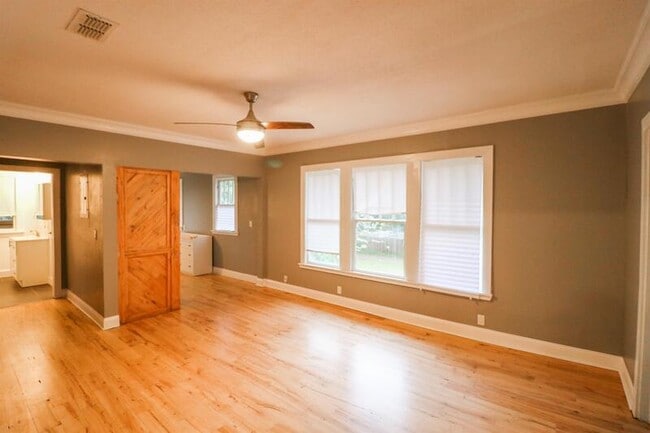 Photo - 430 E 2nd St