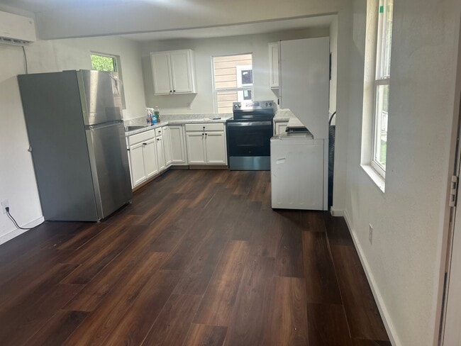 Photo - 326 W College St