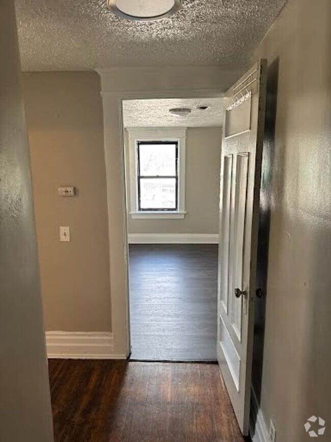 Building Photo - Ready to move in 2 bedroom apartment Unit 499 #6