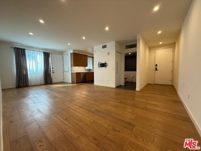 Building Photo - 532 W Elk Ave