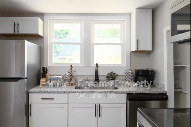 Photo - 913 Hutton St