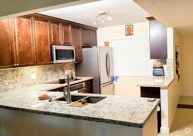 Building Photo - 16491 Blatt Blvd Unit 102 Rental