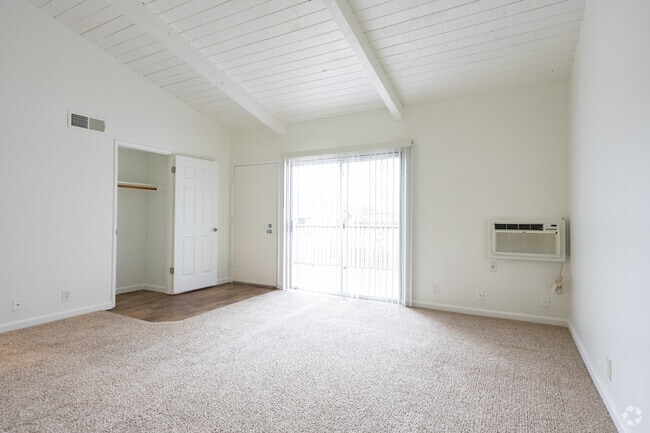 2BR, 1BA - 945SF - Living Room