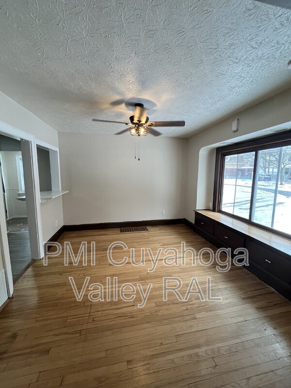 Photo - 165 Colony Crescent