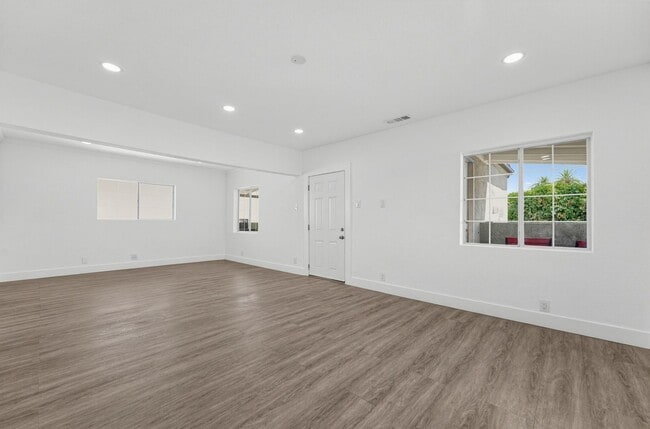 2703 Alsace Ave