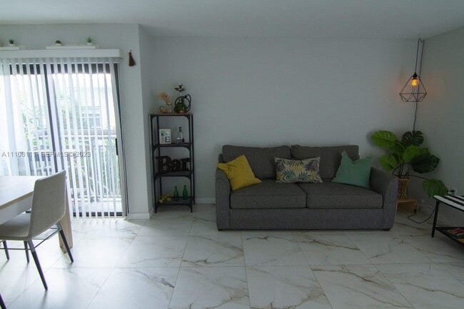 753 Michigan Ave Unidad 3A