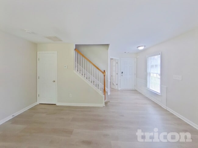 Photo - 3281 Saville St SW