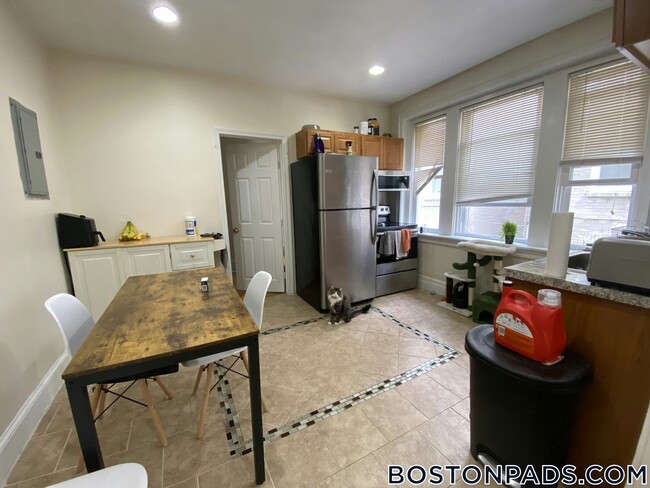 Building Photo - 244 Kelton St Rental