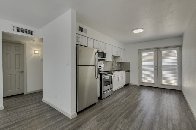 Building Photo - $0 First Month Rent! Remodeled 2 Bed Casita w/ Private Patio, W/D & Pool Unit 8635