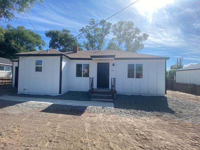 Building Photo - 2 bedroom 1 bath House