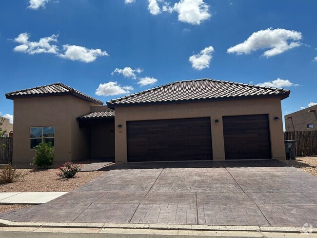 Building Photo - 24 Pinon Doblado Rental