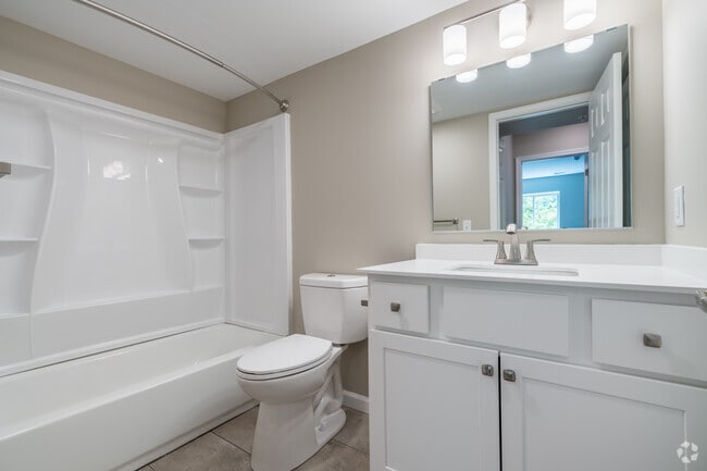 2BR, 2BA - 974SF - Bathroom