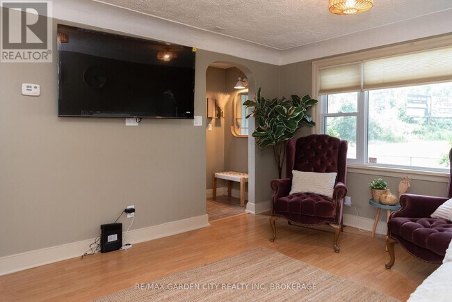 Photo - 5853 McLeod Rd