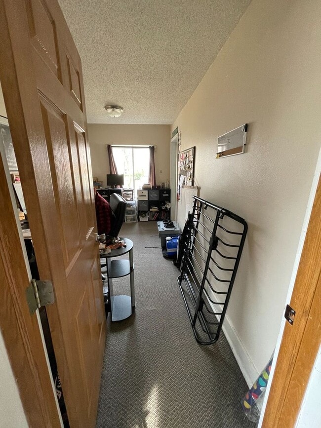 Building Photo - Spacious Three Bedroom Near Campus Unit 409