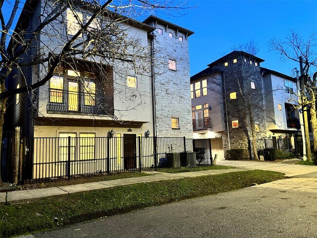 Photo - 222 Knox St