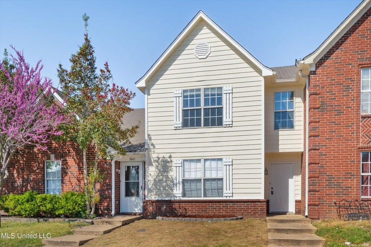 SUPER CUTE THREE BEDROOM 3 BATH TOWNHOME - SUPER CUTE THREE BEDROOM 3 BATH TOWNHOME