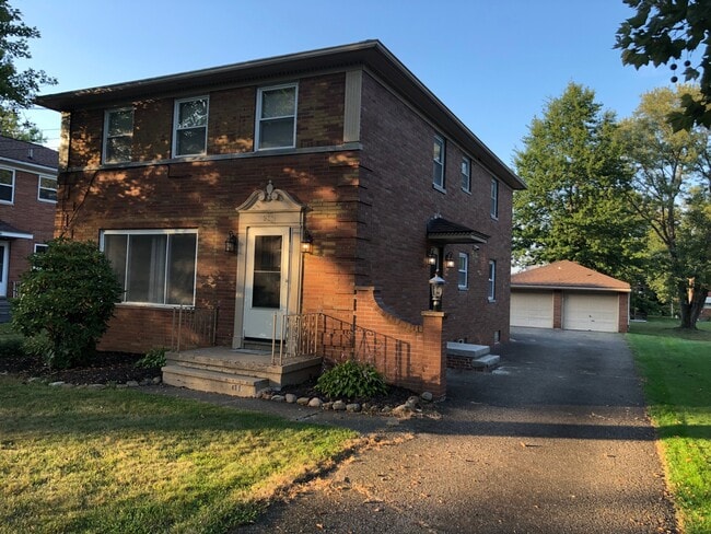 2881 Chamberlain Rd Unit Upper