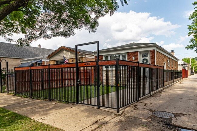 Photo - 1805 N Harding Ave