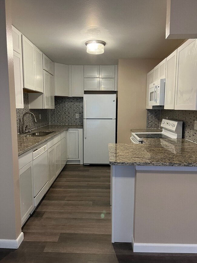 Kitchen redone May 2023 - 3002 W Cleveland St Unidad A4 Rental