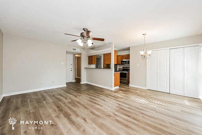 Photo - 7024 Greenview Cir S