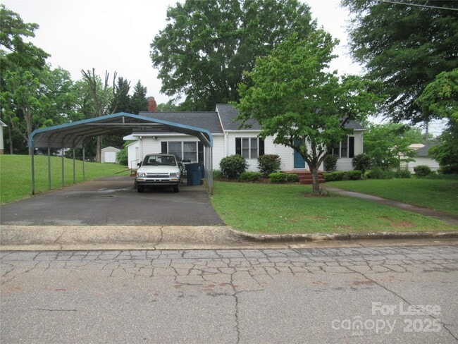 Photo - 106 E Klutz St House