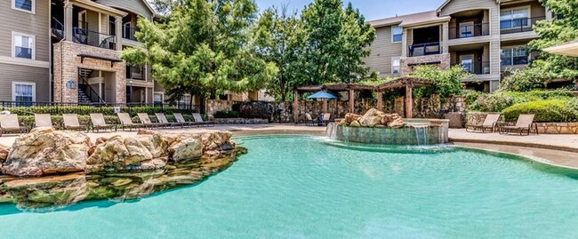 Piscina con estilo de centro turístico - Ridge at North Texas- Student Apartamentos