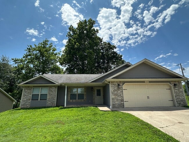 Building Photo - Well Maintained 3 Bed 2 Bath w/ Fence in Waynesville