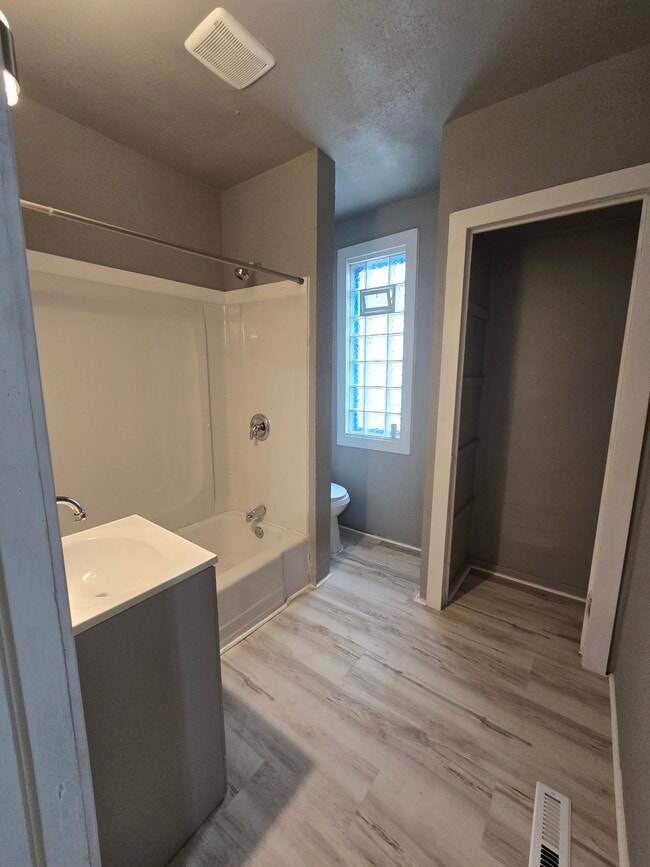 Building Photo - 1608 W Lincoln Ave Unit #2