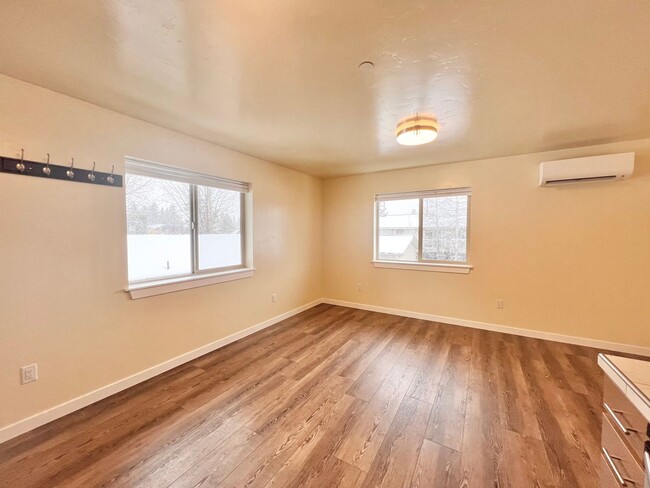 Photo - LOVELY SISTERS APARTMENT, CLOSE TO DOWNTOWN! Unidad D