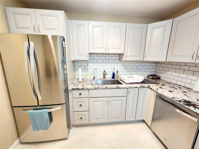 Building Photo - 6281 Bay Club Dr Unit 2