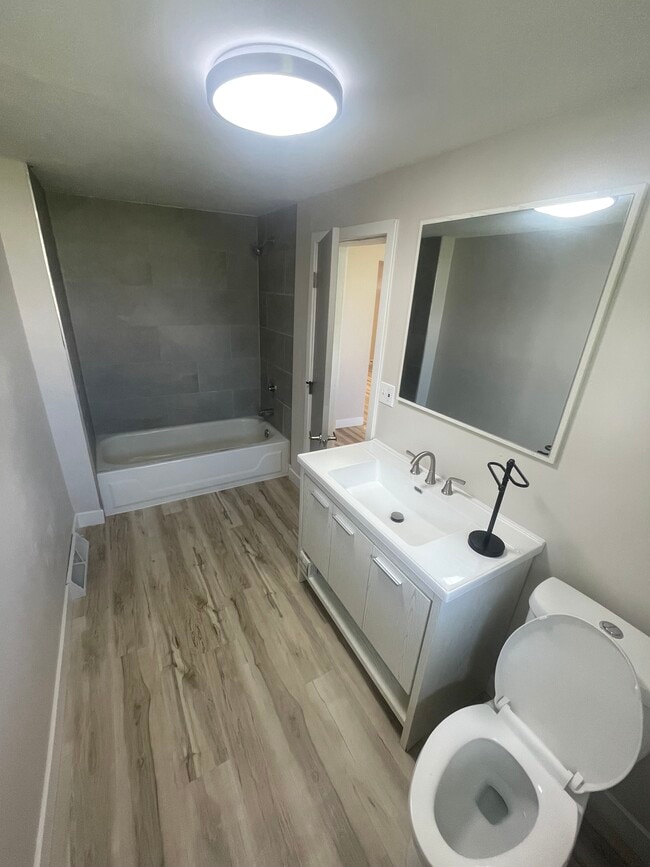 Baño - 1001 S 4th Ave