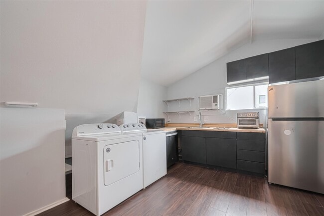 Photo - 845 Columbia St