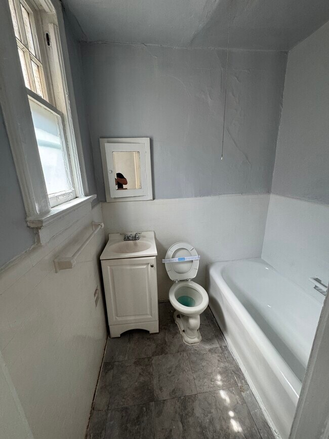 1043 Saint Charles Ave NE