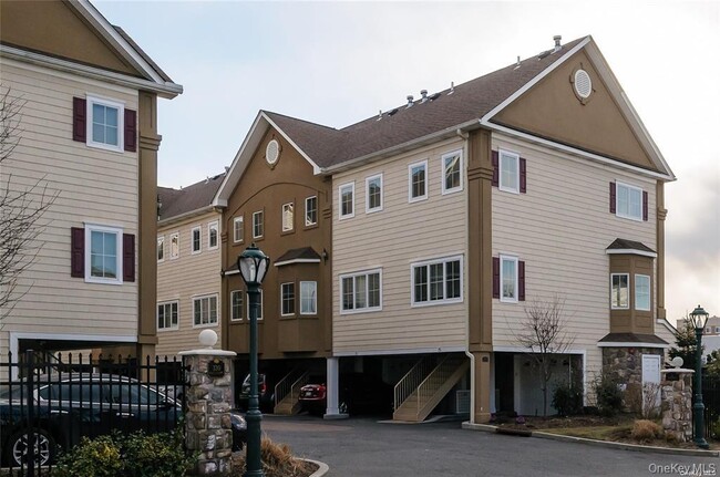 Building Photo - 330 Maple Ave Unit 4