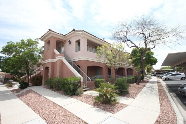 Building Photo - Amazing 2 BD 2 BA Condo in a Gated Community