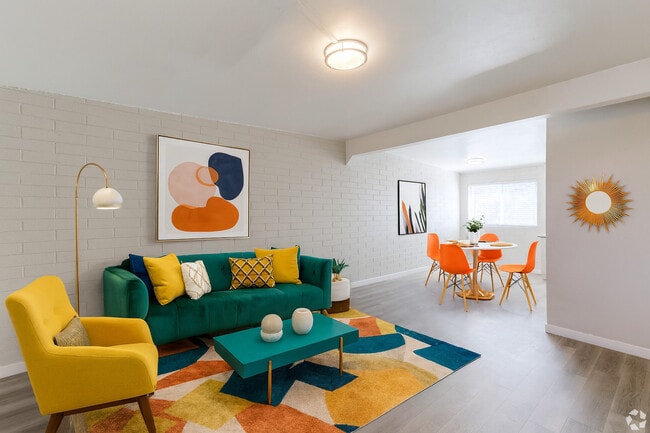 2 habitaciones, 2 baños - 910 pies cuadrados - Sala de estar - U Apartments @ Melrose