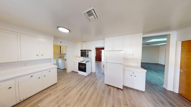 Photo - Large house Steps off Campus