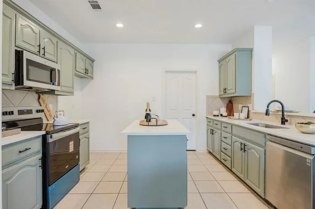 Photo - 424 Baverton Ln