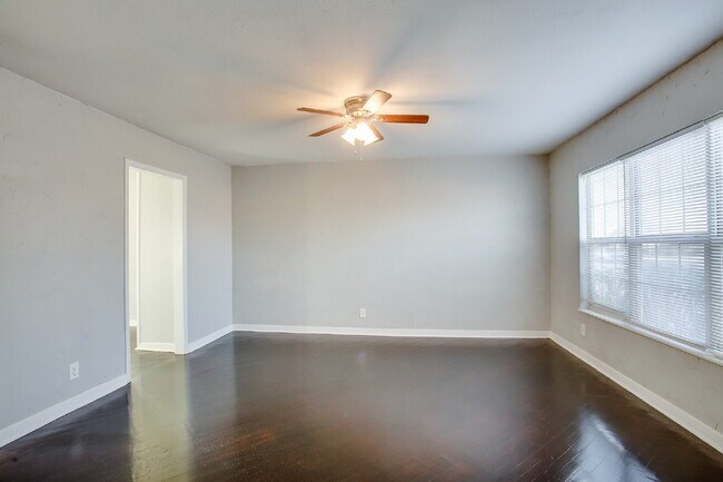Photo - Spacious Three Bedroom Home With Modern Fl...