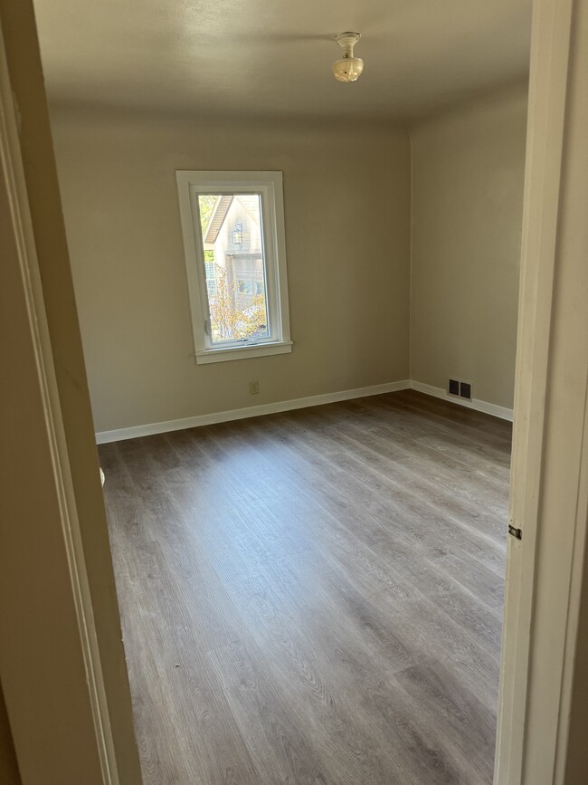 Photo - 913 Simpson Ave