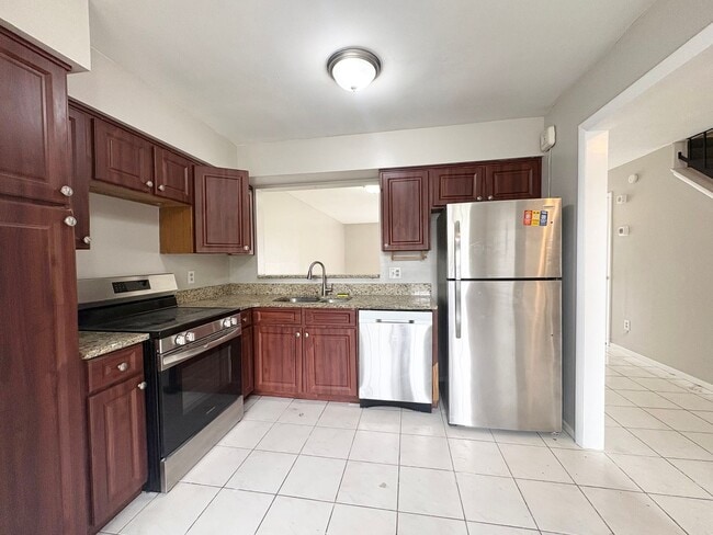 Photo - 3B/2.5B Townhome Unit ~ Beacon Hill Community ~ Carpet Free