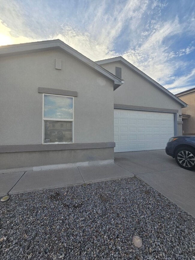 Photo - 3-4 bedroom in Enchanted Hills!